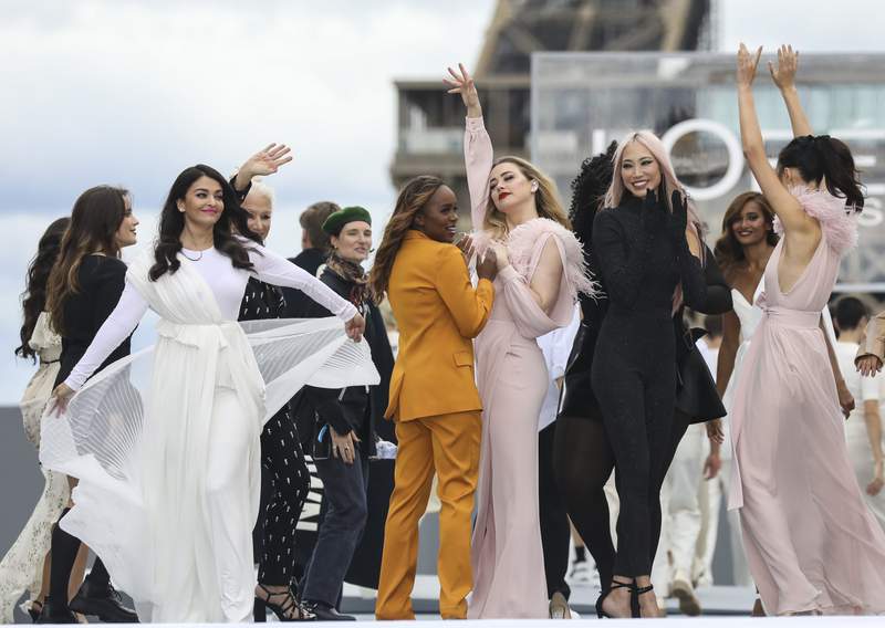 Naomi Campbell steals Lanvin show at Paris Fashion Week