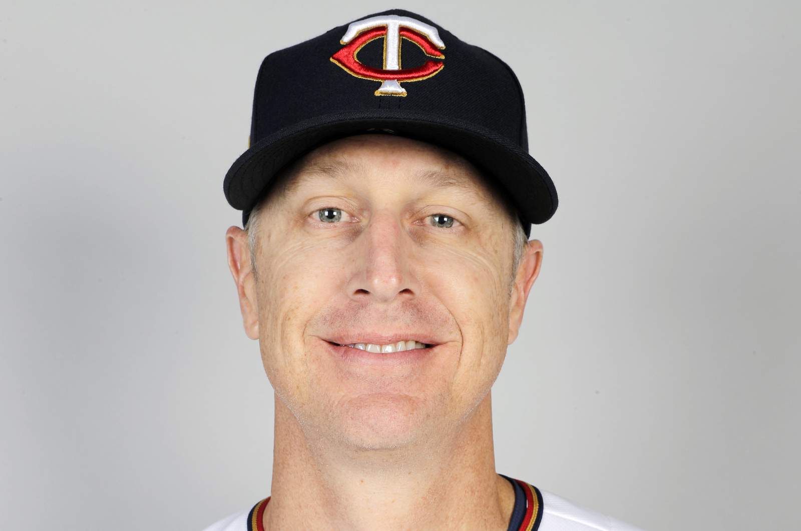 Twins coach Mike Bell, brother of Reds manager, dies at 46