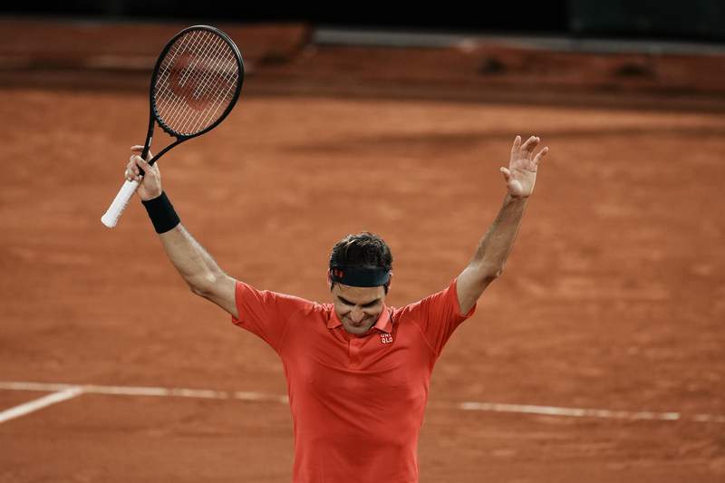 Federer needs 4 tight sets to reach French Open's 4th round
