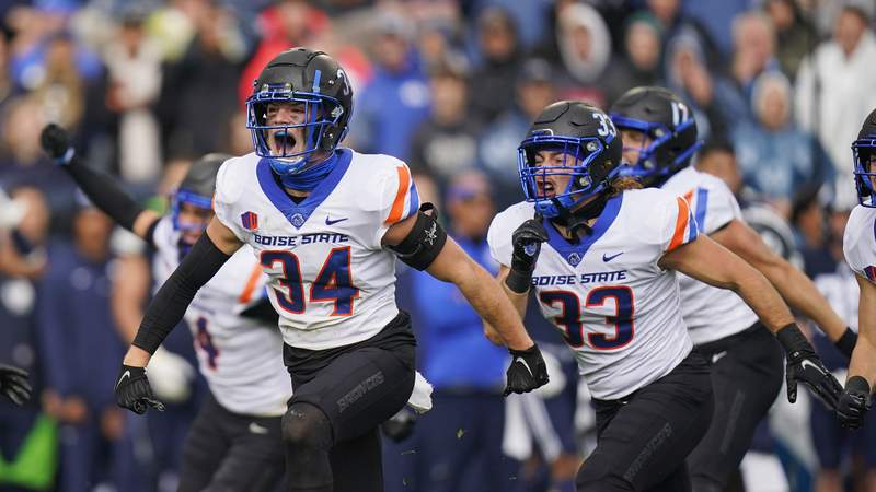 Boise State forces 4 turnovers, knocks off No. 10 BYU 26-17