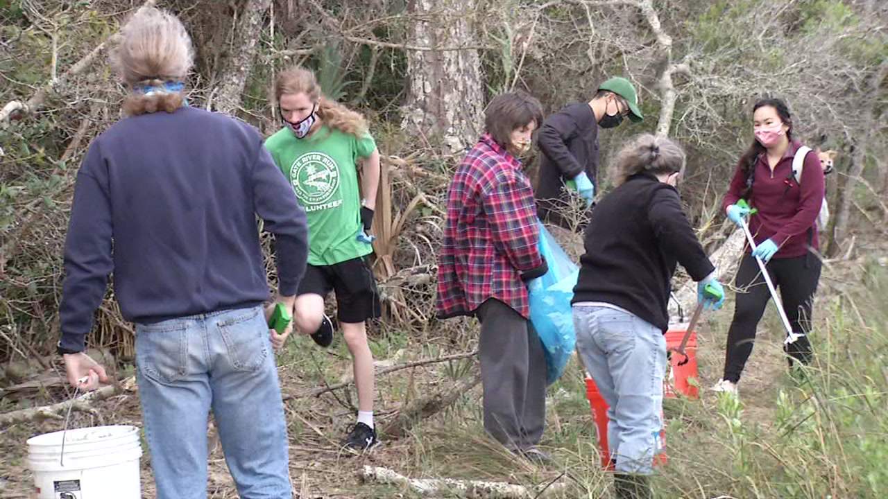 Hundreds come out for 26th annual St. Johns River cleanup