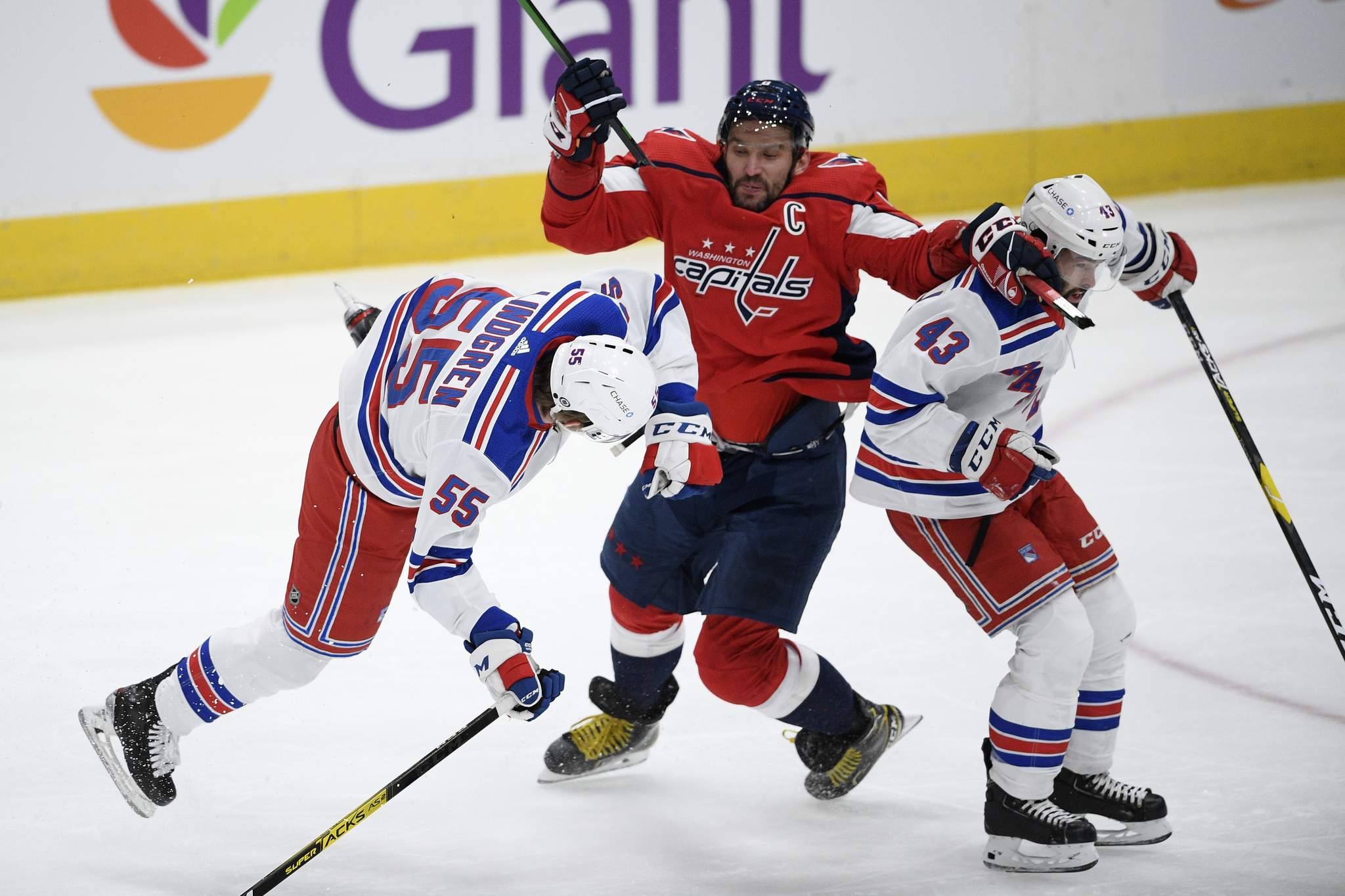Ovechkin scores 2 in final 7 minutes, Capitals beat Rangers