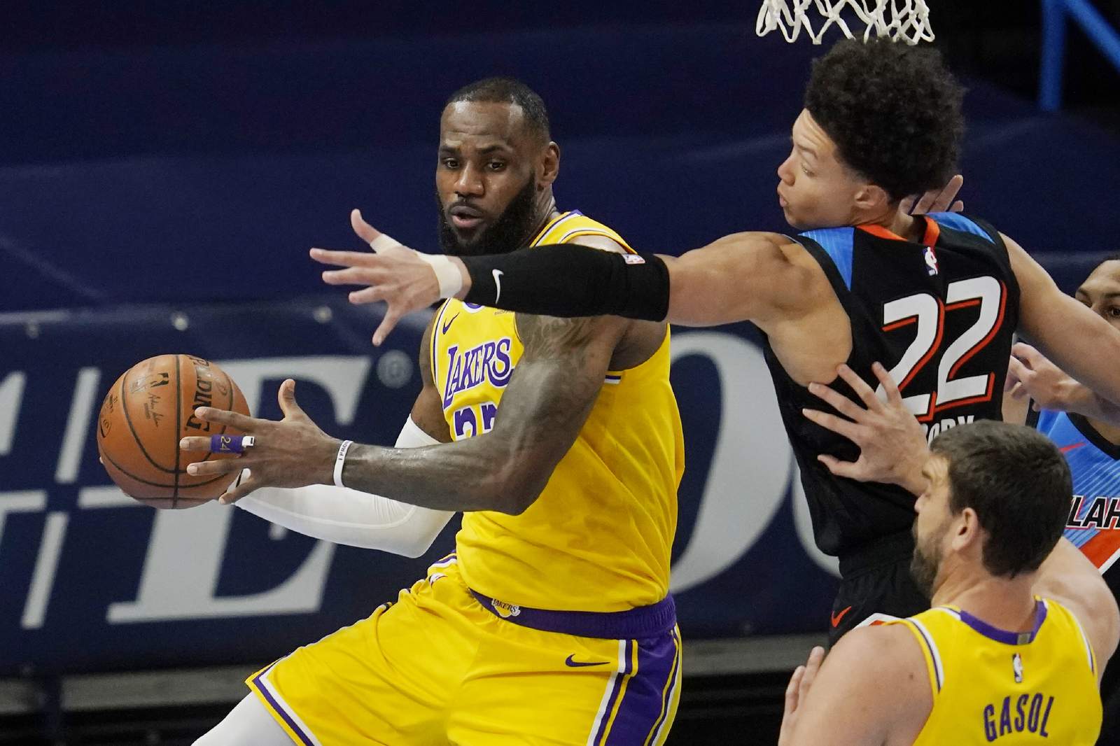 LeBron James scores 26 points, Lakers roll past Thunder