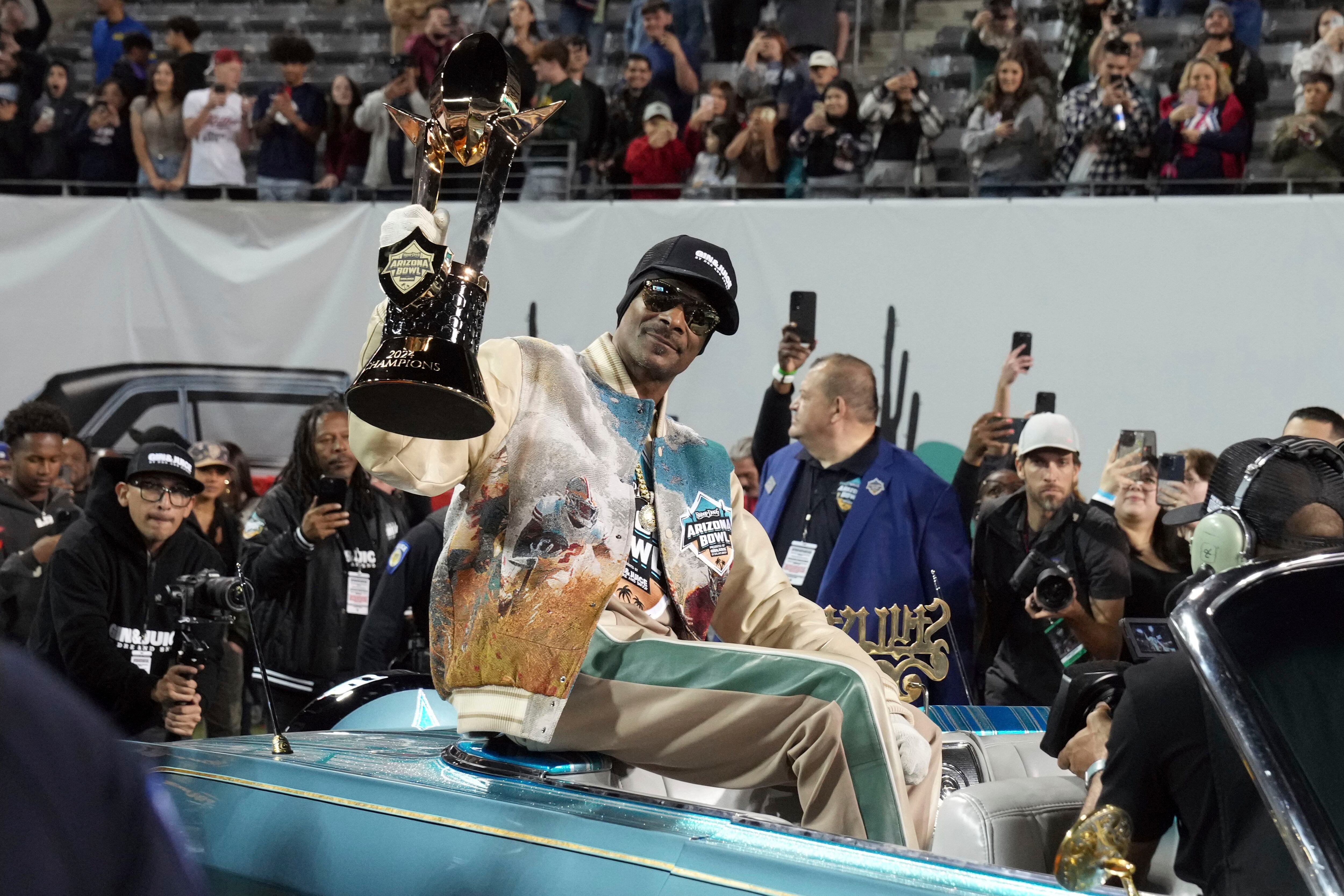Snoop's game: Snoop Dogg thrills the crowd in the bowl that bears