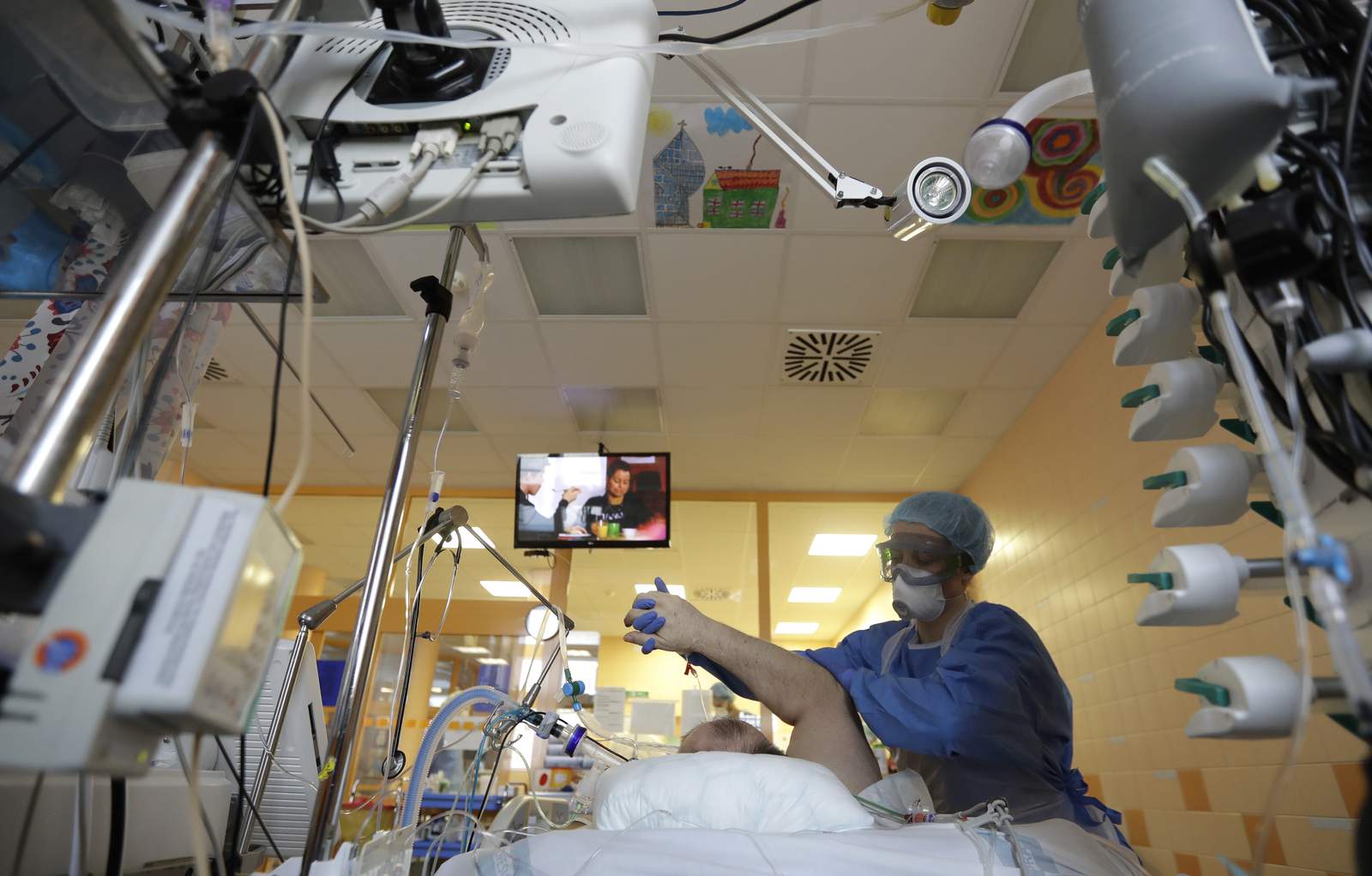 Amid pandemic, Czech intensive care ward is still half-full