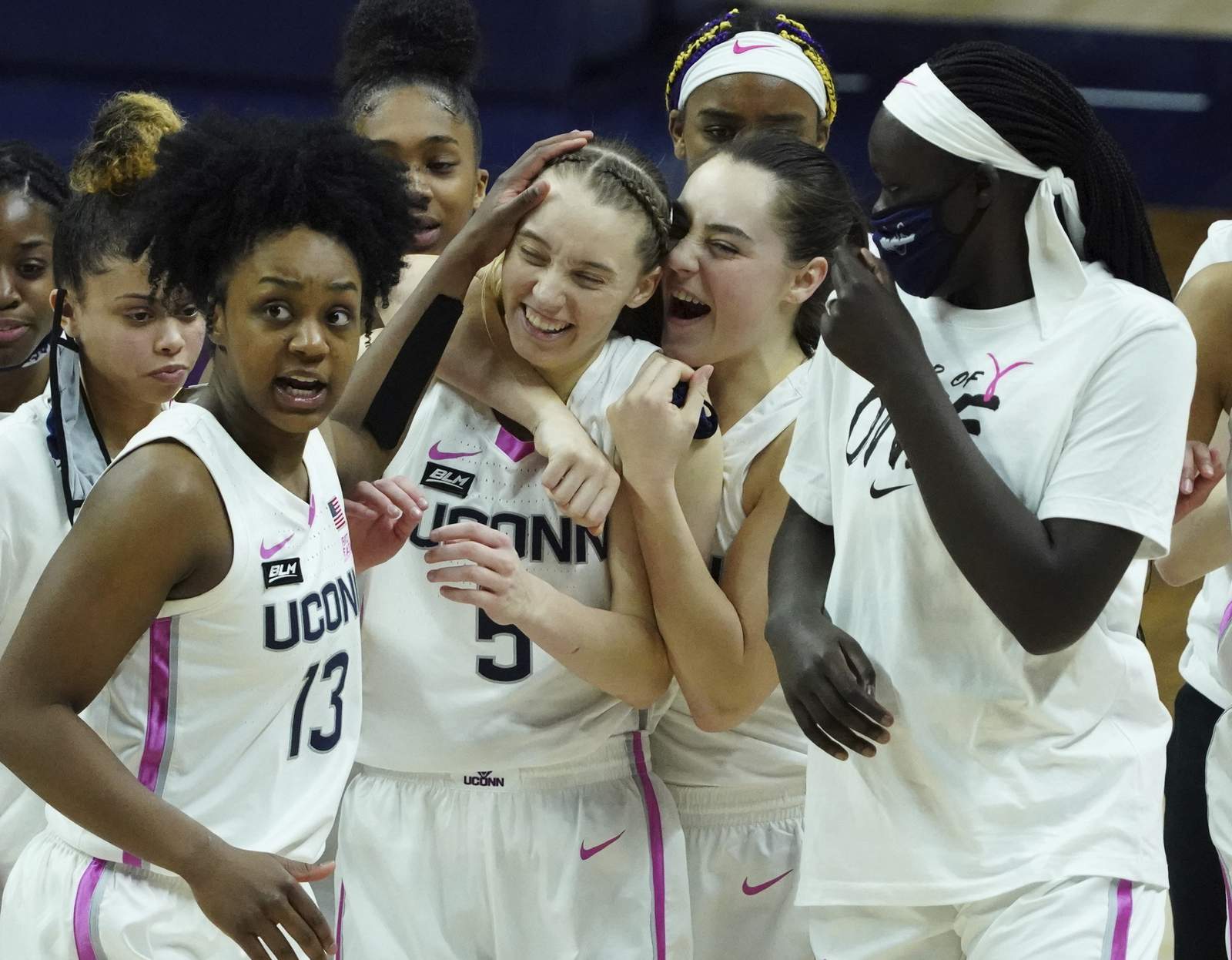 UConn new No. 1 in women's AP Top 25; South Carolina drops