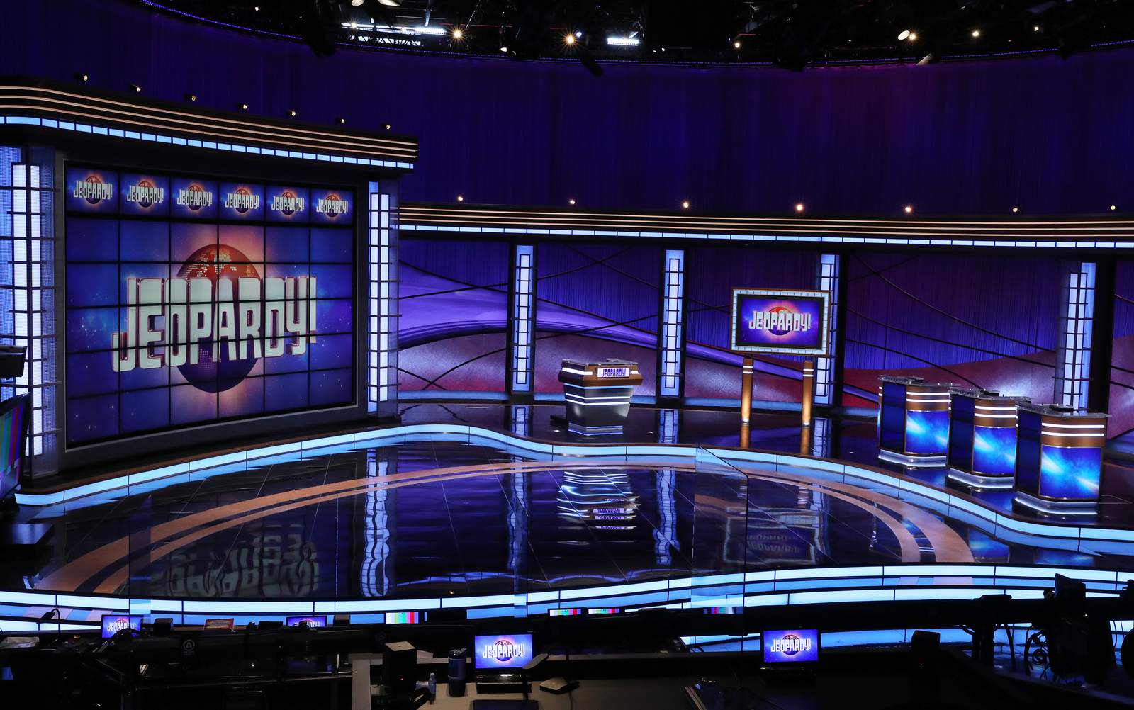 'Jeopardy!' returns with new setup and new role for Jennings