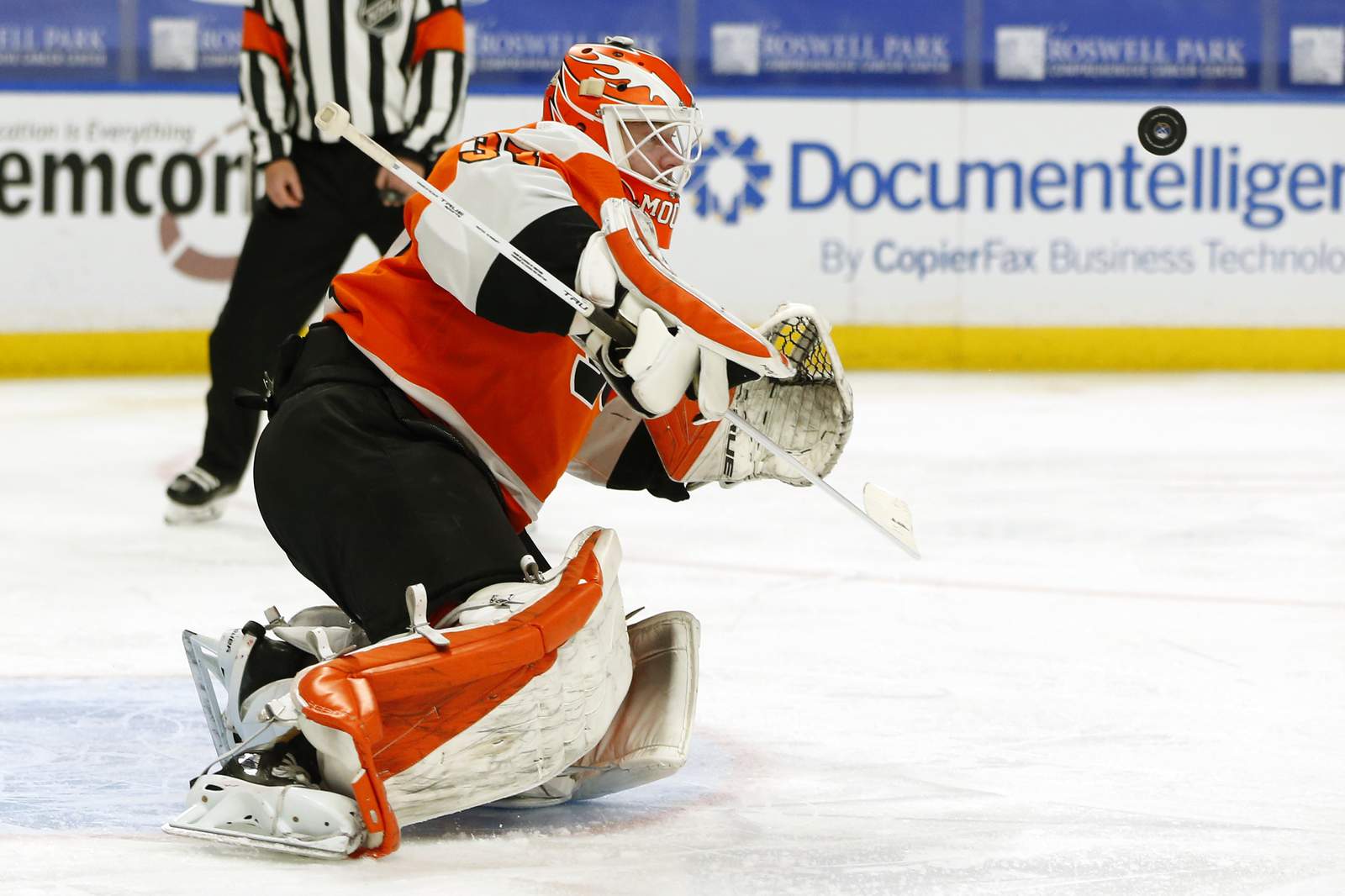 Elliott stops 23 shots in Flyers' 3-0 win over Sabres