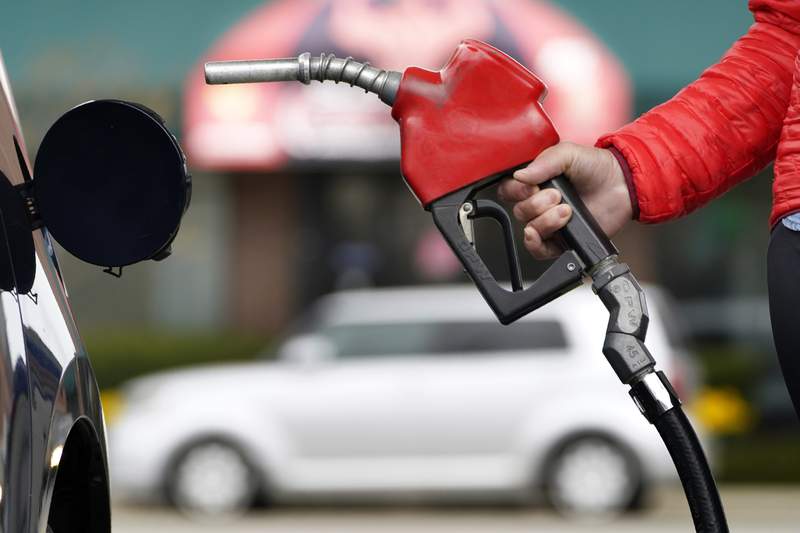 Florida gas prices dip as summer nears