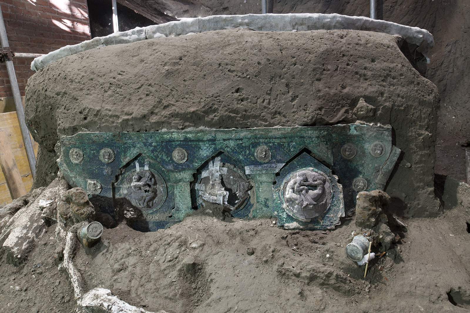 Archeologists find intact ceremonial chariot near Pompeii