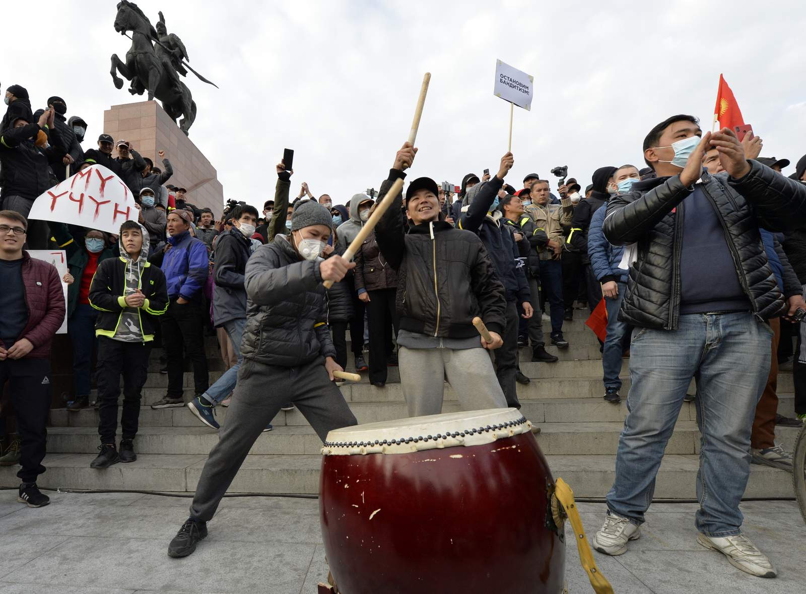 Kyrgyzstan bans rallies, imposes curfew to end turmoil