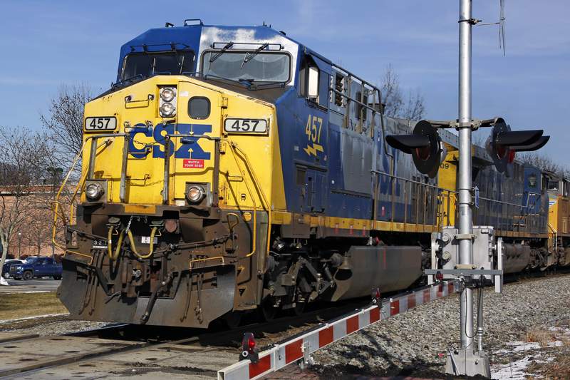 CSX 1Q profit dips 8% but railroad sees economy growing