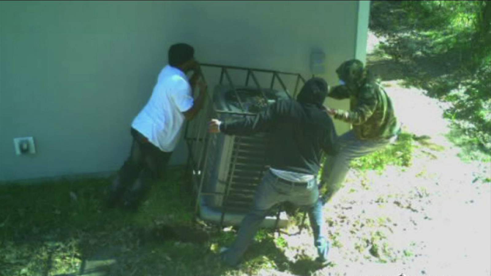Thieves hit dozens of brand new Jacksonville homes