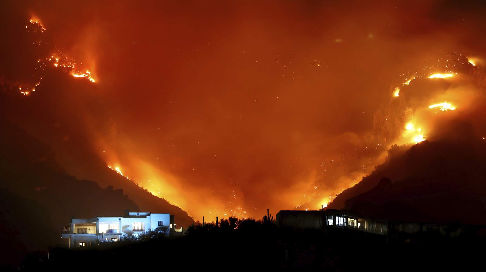 Wildfire near Tucson, Arizona, threatens hundreds of homes