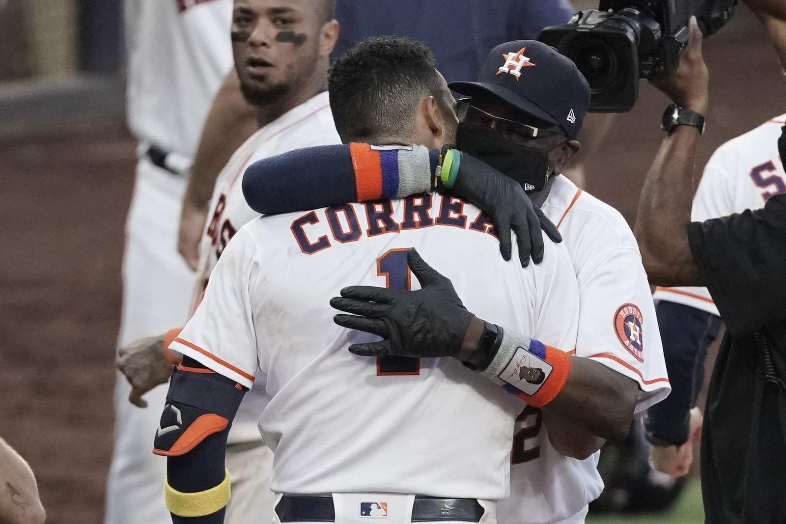 Correa hits walkoff homer to keep Astros alive in ALCS