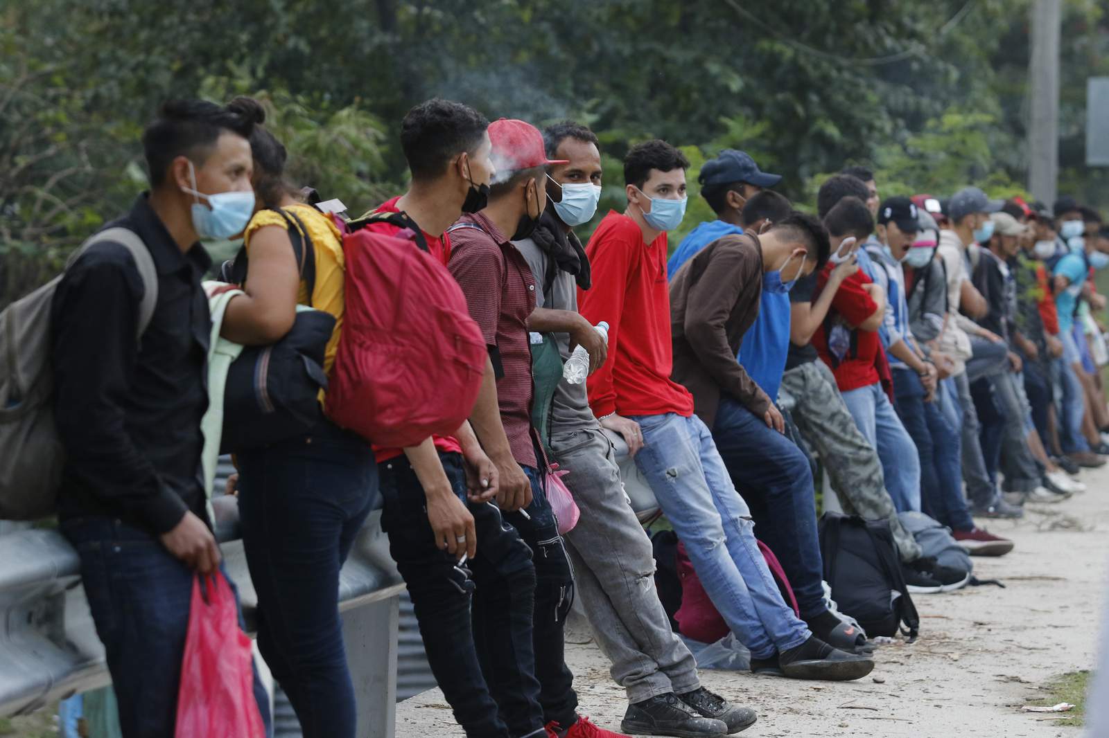 Honduran migrants head for Guatemala border as police wait