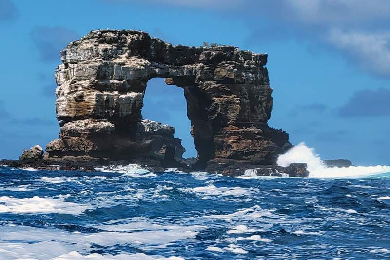 Darwin's Arch loses its top due to erosion in Galapagos