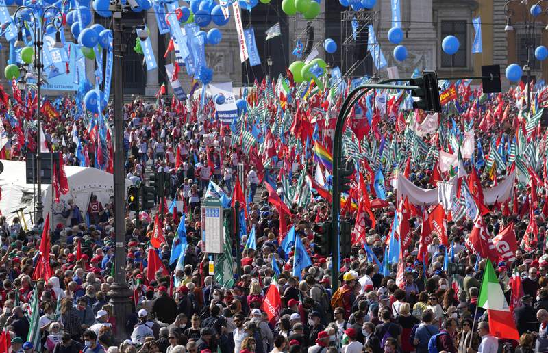 Tens of thousands demonstrate in Rome against neo-fascists