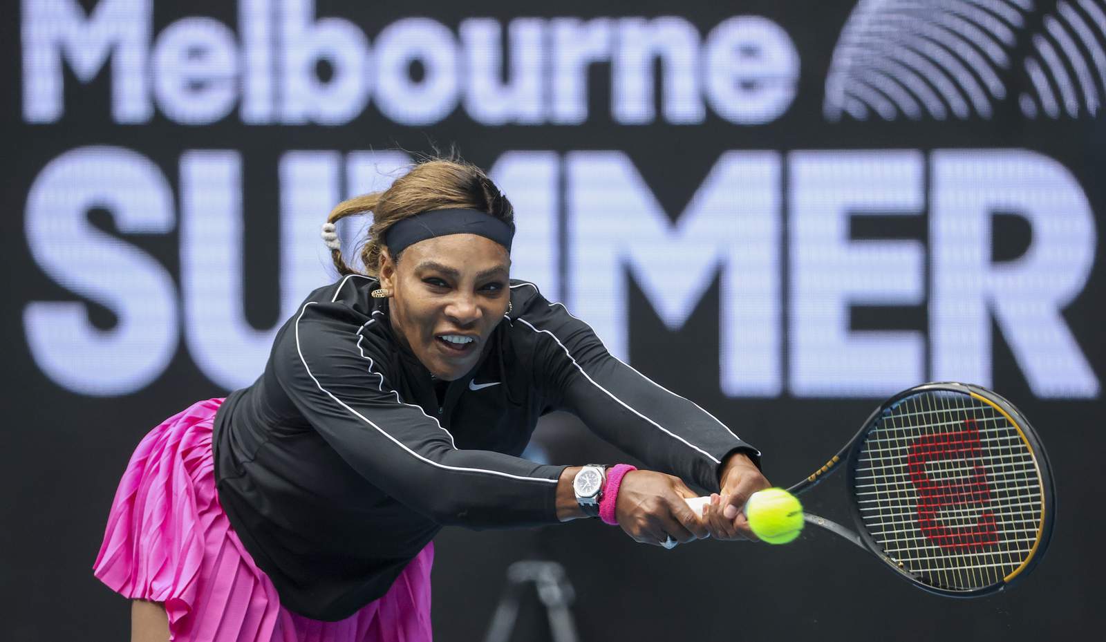 Serena Williams through easily in Australian Open tuneup