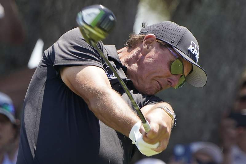 Mickelson at PGA is atop a major leaderboard for 4th decade