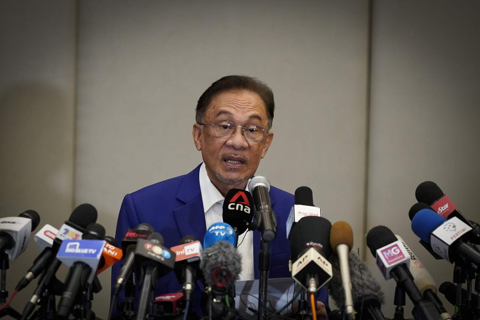 Malaysia's Anwar meets king in bid to form new government