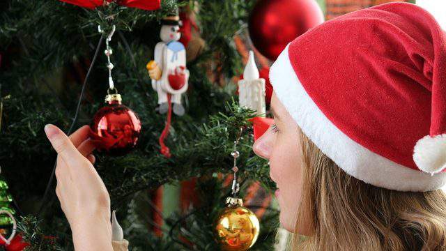 People who put up holiday decorations early are happier, according to study