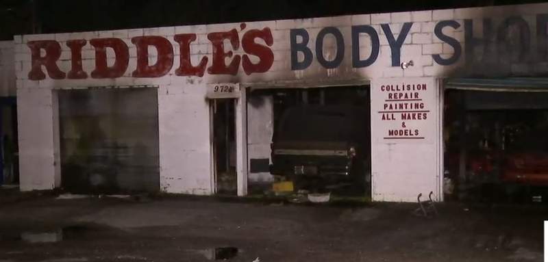 Fire causes heavy damage at repair shop with vehicles inside