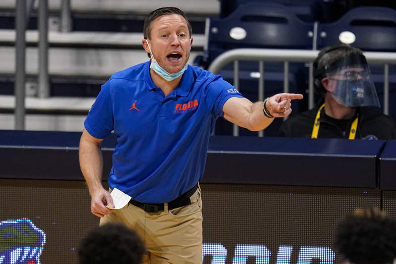 Gators sign hoops coach Mike White to 2-year extension