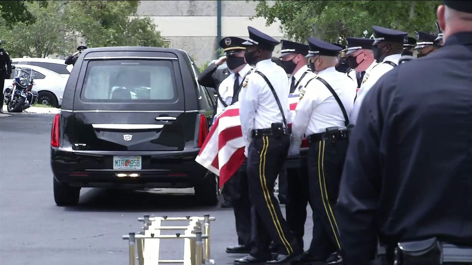 Veteran police lieutenant who died with COVID-19 honored at service