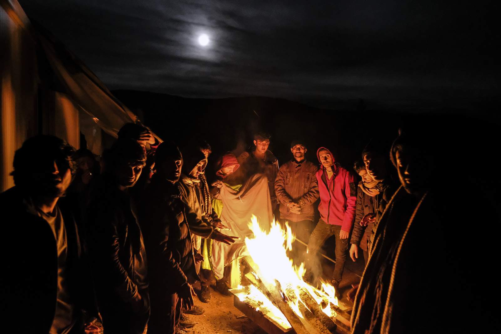 After criticism, Bosnia sets up tents for freezing migrants