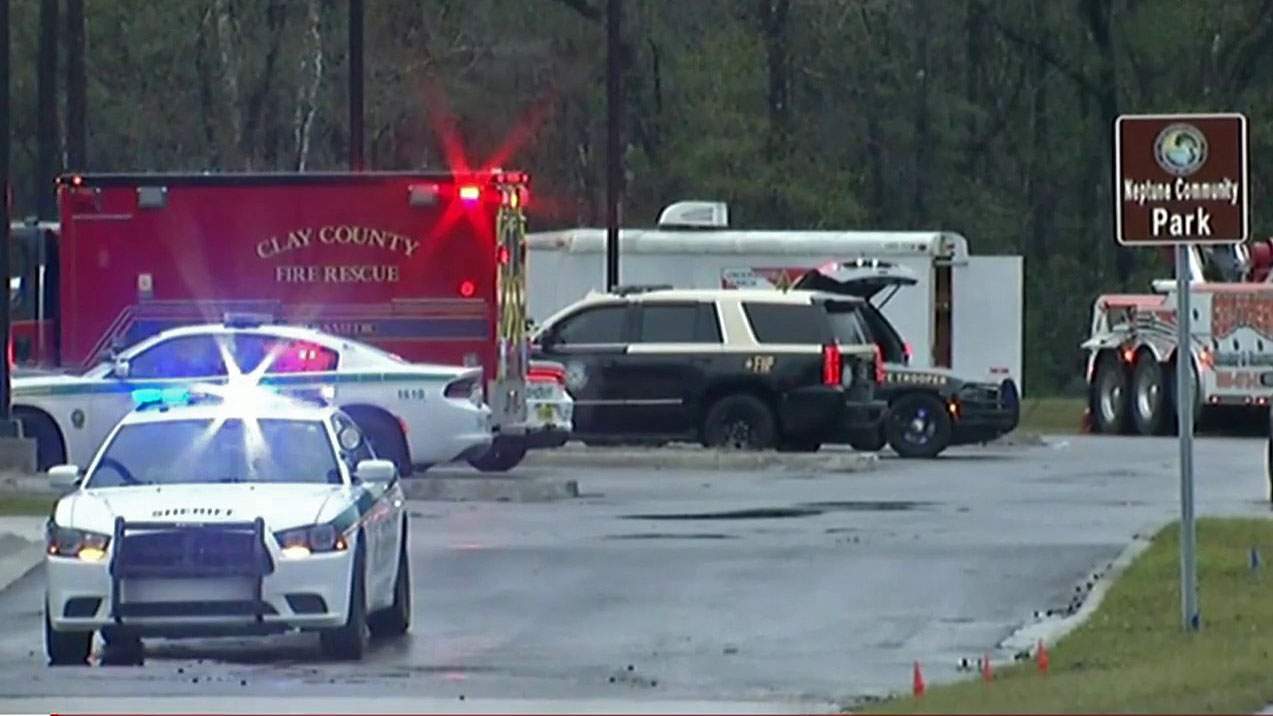 1 dead after car crash in a retention dam on Fleming Island, delegates say