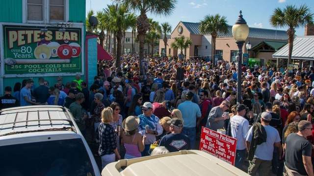 Pete's Bar Thanksgiving party spills into Neptune Beach streets