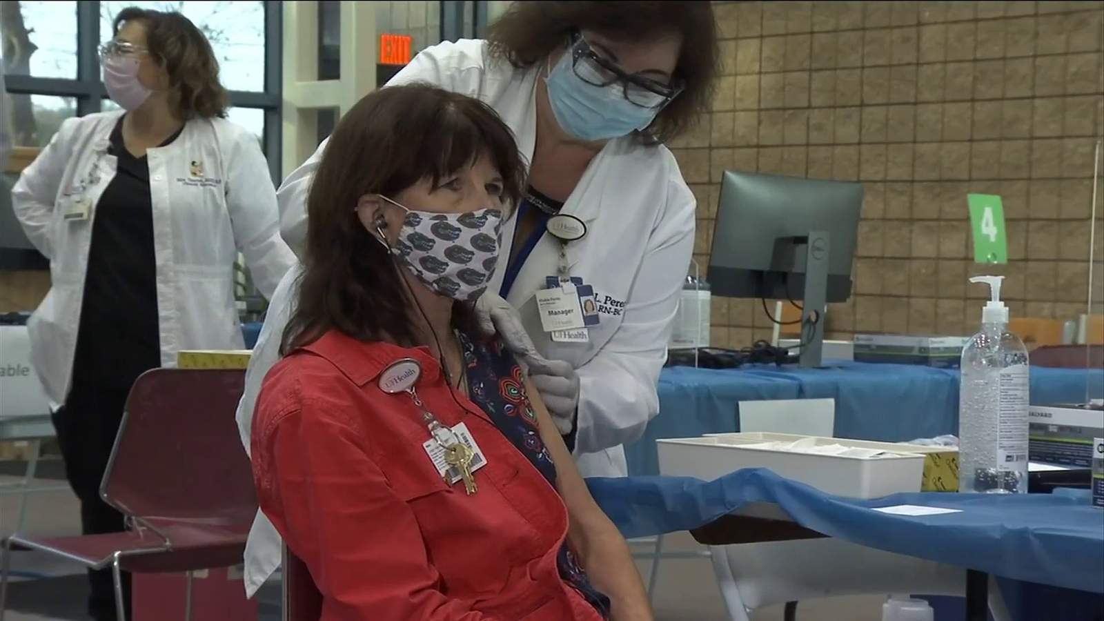 More workers at UF Health Jacksonville get vaccinated for COVID-19